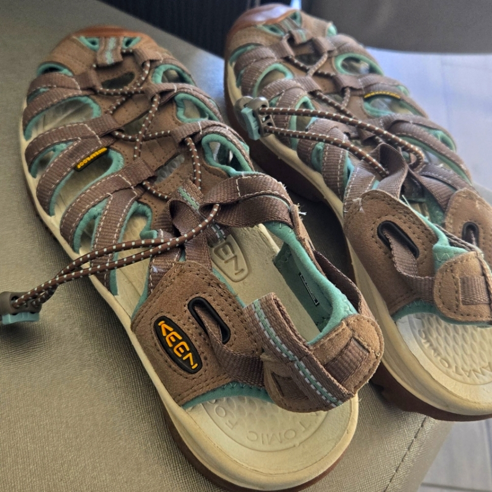 Keen women casual sandals (closed toe)